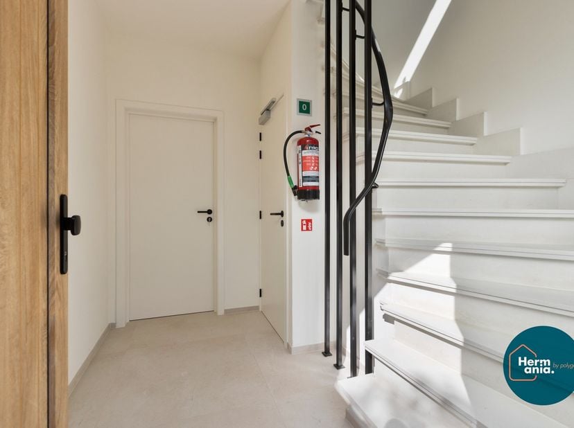 Volledig gerenoveerd gelijkvloersappartement met tuin, garage en 2 slaapkamers.<br />
Op zoek naar een ruim en instapklaar appartement met een eigen t