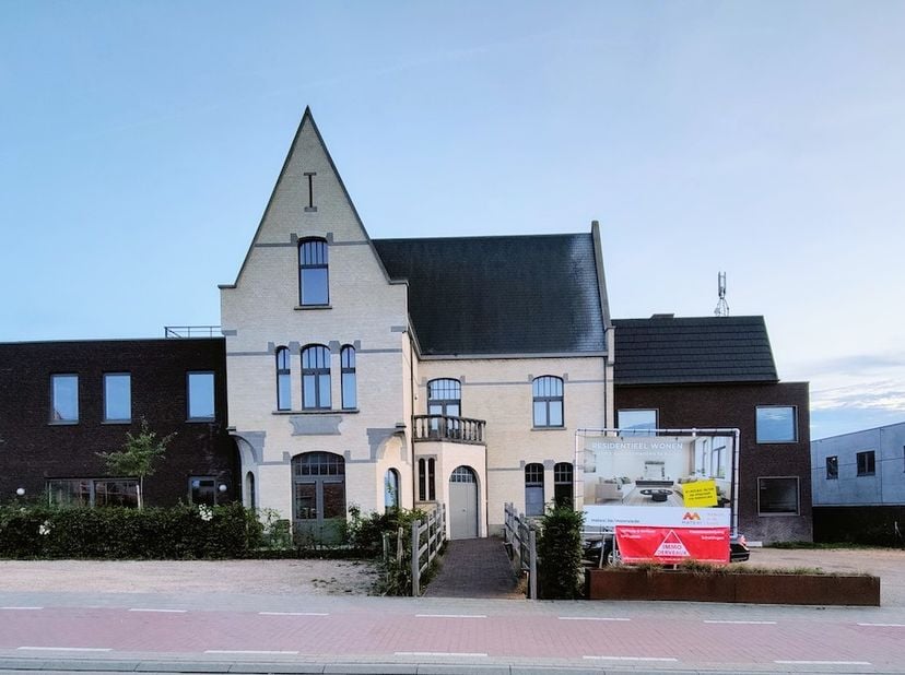 Dit instapklare nieuwbouwappartement is gelegen op de tweede verdieping van residentie Maison Aimée, in het centrum van Moorslede. Dankzij de centrale