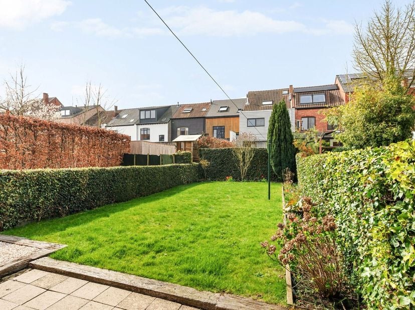 Ontdek de mogelijkheden van dit te renoveren pand, gelegen in de gegeerde Zomerstraat in Hasselt. Deze woning biedt een unieke kans voor wie op zoek i