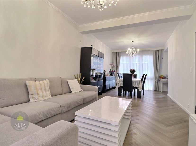 Ben je op zoek naar een recent gerenoveerd huis met ruime accommodatie, een exterieur en een garage? Deze charmante woning is slechts 1 jaar geleden g