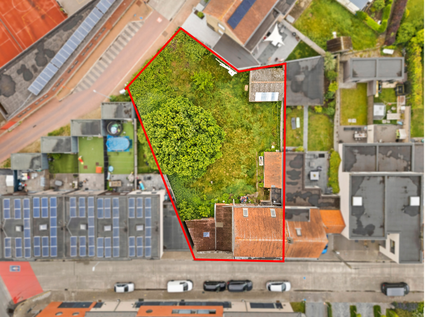 TE KOOP: Eigendom met veel potentieel in het centrum van Wielsbeke!<br />
Deze eigendom is gelegen op een ruim perceel van 806 m² in het centrum van W