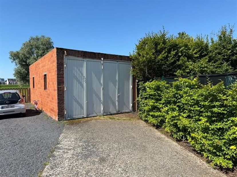 RUIME OPSLAGRUIMTE / LOODS 103M².<br />
 Ligging met vlotte bereikbaarheid via N17, N16 en A12.<br />
 De opslagruimte (10,4 x 9,9m) is afgesloten en