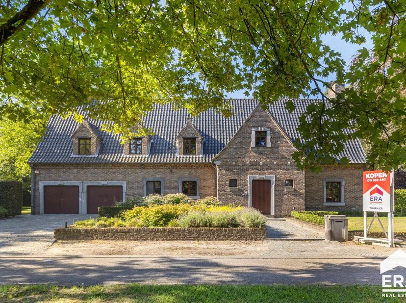 l-Centrum: Karaktervolle villa met zuidelijk georiënteerde tuin. Gelegen in bosrijk villapark, nabij het sportcentrum en Sahara op 5 minuten van de Ne