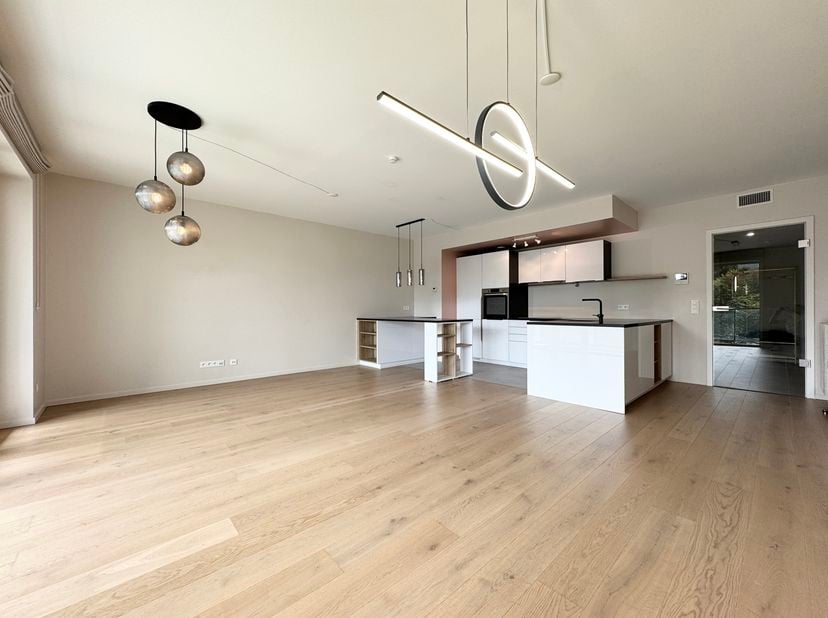 EVERE – Idéalement situé à proximité de l’OTAN et de toutes les facilités. Magnifique APPARTEMENT (2 CH / 1 SDB) de ± 100 m² avec TERRASSE. Situé au d