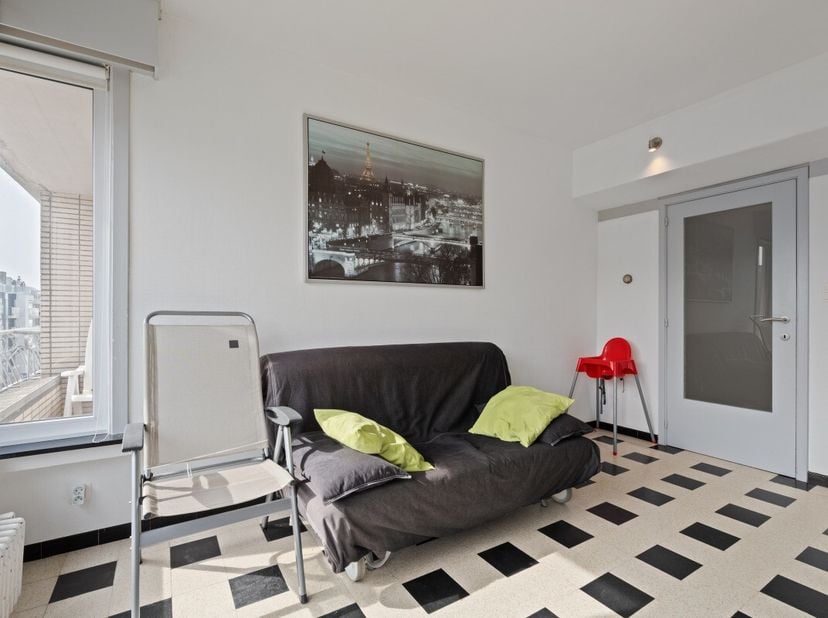 Te koop: gezellig appartement in Koksijde, op korte afstand van de zeedijk en het strand. Dit zongerichte appartement bevindt zich in de Gaston Lejeun