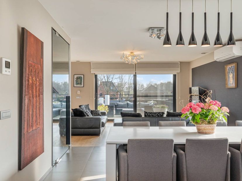 Op een uitzonderlijke locatie langs de Hasseltweg 285 in Genk bevindt zich dit ruim en verfijnd afgewerkt duplexappartement, waar comfort, energiezuin
