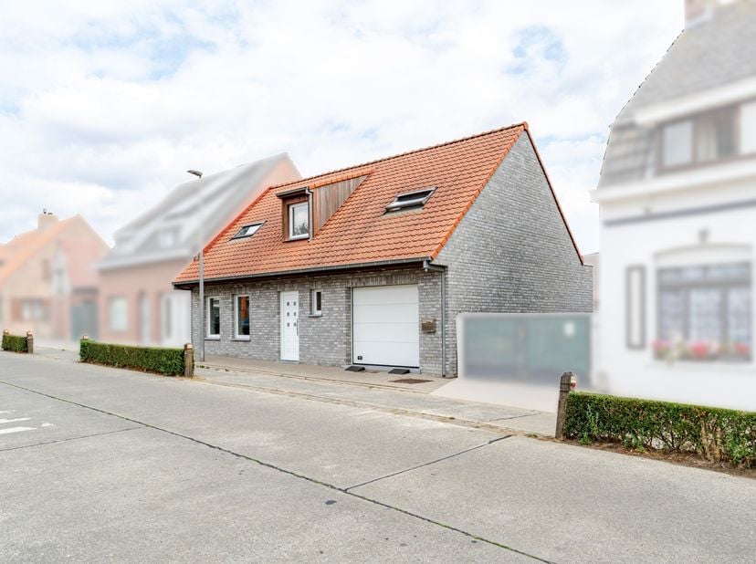 In de Terreststraat in Houthulst treffen we deze energiezuinige woning met 3 ruime slaapkamers.<br />
De woning omvat een inkomhal met gastentoilet. L