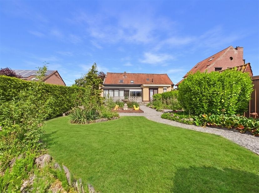 Spacieuse maison familiale 4 chambres avec bureau et magnifique terrain de 1860m² exposé plein sud.  Située à Rumillies, le rez-de-chaussée se compose