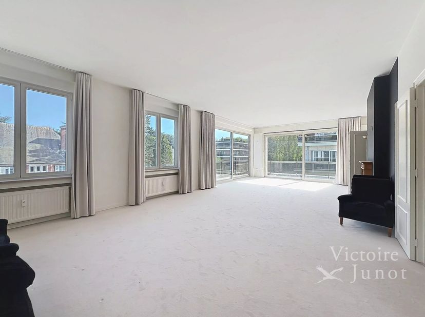 Gepresenteerd door Carla Rodriguez: 0494 07 97 54 / carla.rodriguez@victoire.be<br />
Victoire Junot stelt voor, een prachtig appartement gelegen in e