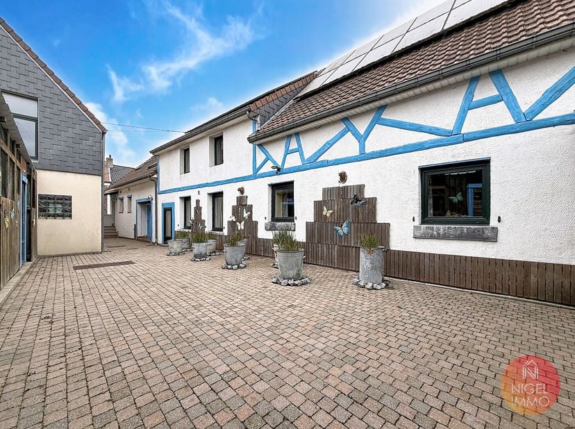 Ensemble immobilier avec habitation et espace professionnel – Fort potentiel au cœur du paisible village de Lanaye<br />
Nigel IMMO vous propose cet e