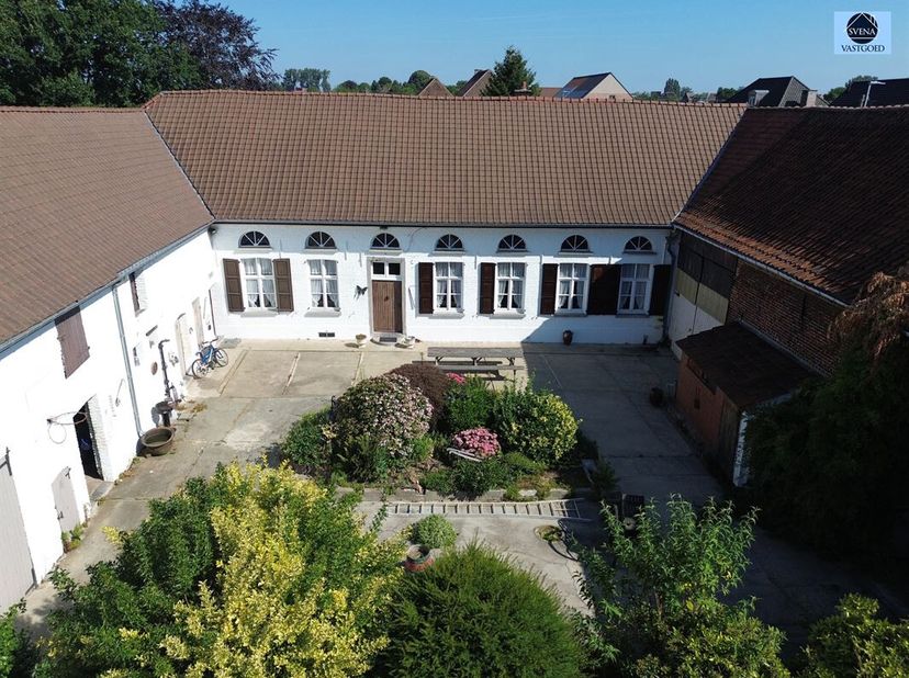 AUTHENTIEKE HOEVE WAAR CHARME, RUST EN RUIMTE SAMENKOMEN<br />
Richtprijs: 499.000 euro<br />
Deze verborgen parel beter bekend als het t Hof van Crem