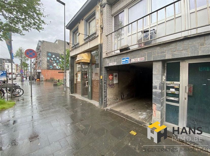 Meerdere garageboxen te koop in Deurne<br />
<br />
Momenteel zijn er 5 stuks die worden aangeboden waaronder 1 ruime van ca. 32m² met plaats voor 2