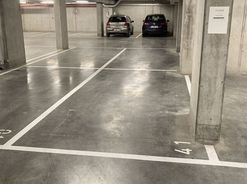 Place de parking P41 A LOUER dans la résidence SAFFROU UV 3 "Parkzicht" à Blekerijstraat 46 à 9700 Oudenaarde.<br />
Vous avez du mal à trouver un par