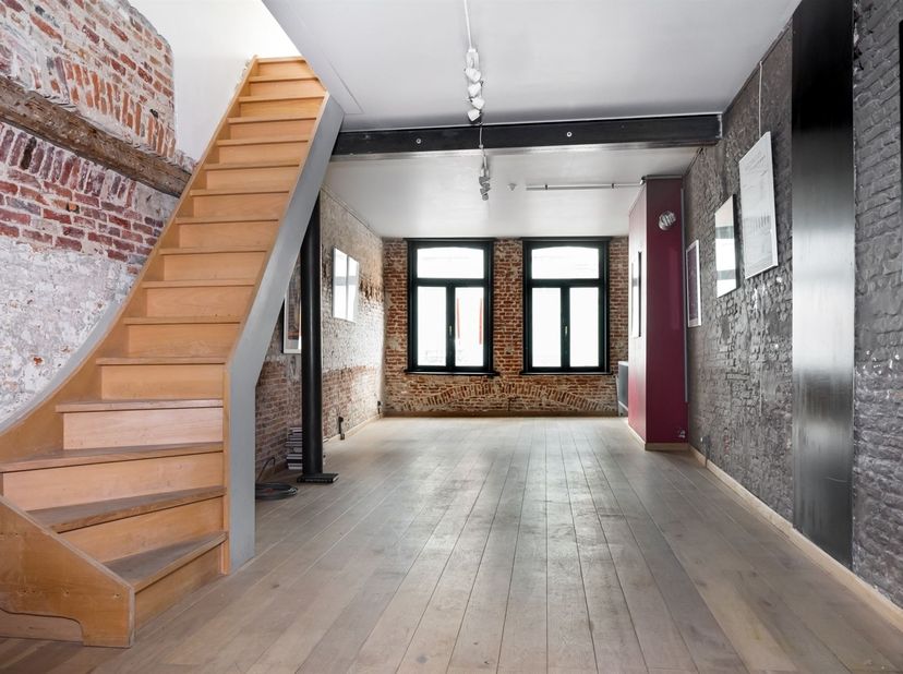 Superbe immeuble commercial bien situé avec un rez-de-chaussée commercial de 48 m2 (+ 44 m2 au 1er étage)<br />
Cet espace ouvert avec un débarras et