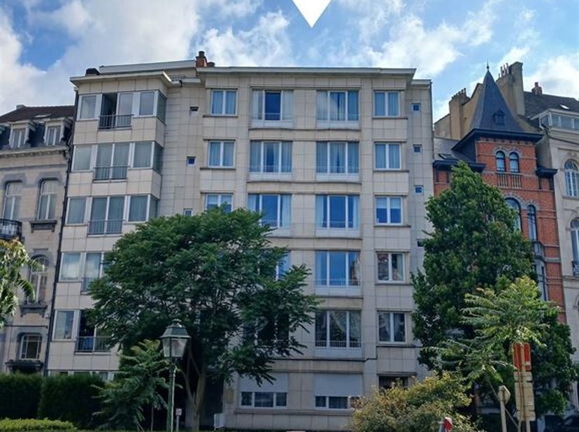 AVENUE DE TERVUEREN : PROX. MERODE &amp; CINQUANTENAIRE : coup de coeur : magnifique studio avec jardin privatif ! Loyer = 1200€/mois. Provision sur charg