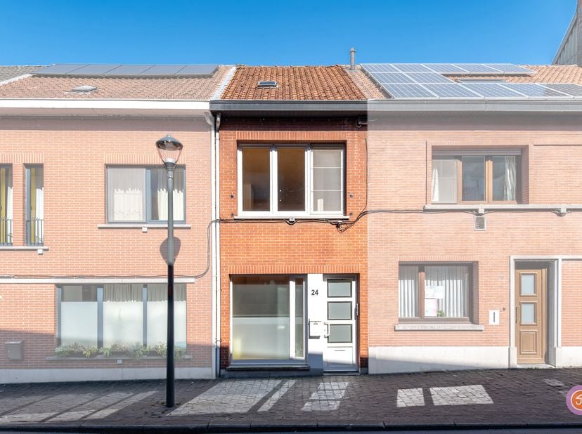 Vandaag nemen we je mee naar deze te renoveren rijwoning in het centrum van Bornem. Winkels, openbaar vervoer en scholen bevinden zich op wandelafstan