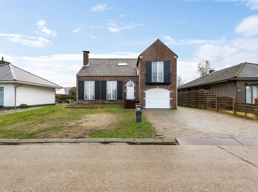 Gerenoveerde split-level-woning (2016) met 3 à 4 slaapkamers, 2 badks en een zeer diepe garage. Grondopp. ca 680 m².<br />
Het uitzicht aan de overkan