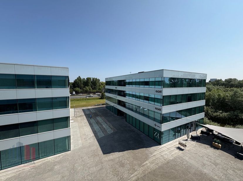 Instapklare en lichtrijke kantoren van 323 m² te huur, uitstekend gelegen langs de E40 nabij het bedrijvencentrum van Zwijnaarde, Flanders Expo en met