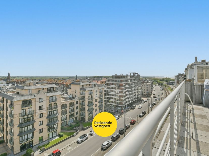 Dit uitzonderlijke dakappartement beslaat de volledige zevende verdieping van residentie Fabiola en bevindt zich op een gegeerde locatie vlak achter d