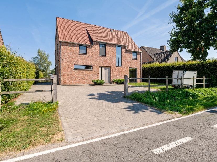 Landelijk en rustig gelegen woning met 4 slaapkamers en 2 badkamers te Achterbroek.<br />
Huurprijs: 2.750 euro per maand<br />
Vaste kosten: 200 euro
