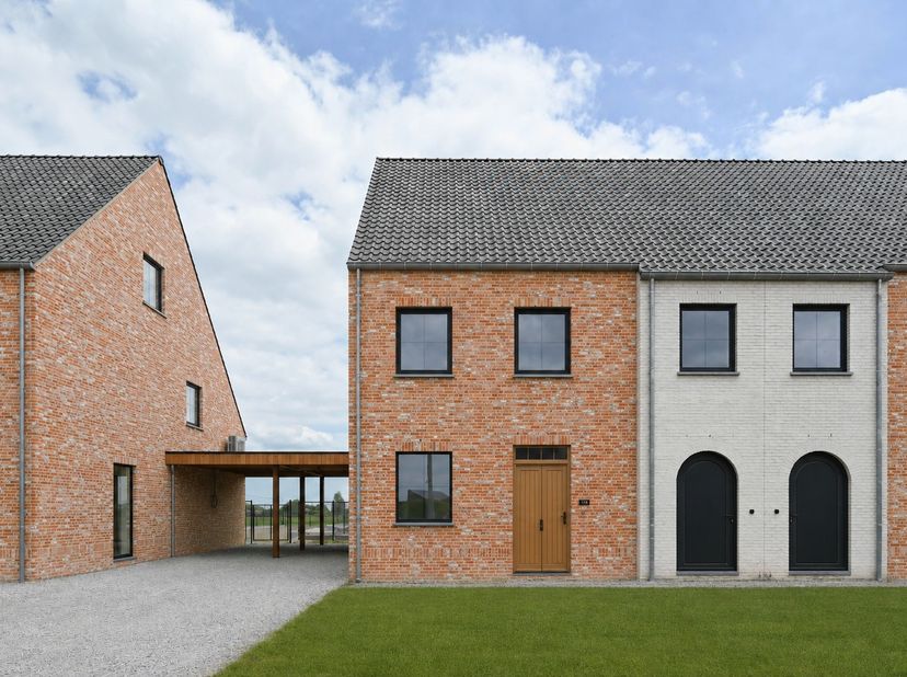 Nabij het centrum van het gezellige Marialoop, op slechts enkele minuten van Tielt, bevinden zich vier kwalitatieve halfopen nieuwbouwwoningen met een