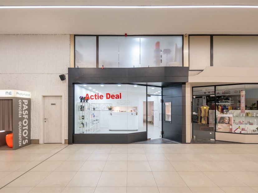 Volledig gerenoveerd handelspand in Shopping 3, gelegen in het levendige hart van Genk.<br />
<br />
Ligging: Dit pand heeft een uitstekende central
