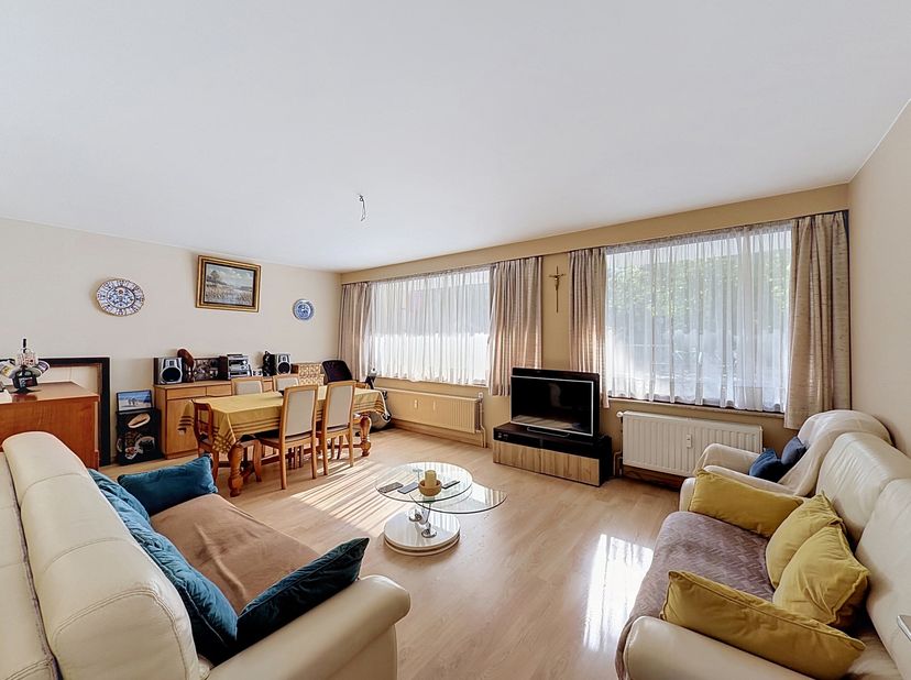 Quartier Calevoet, au RDC d'un bel immeuble, superbe appartement trois chambres de ± 104m² bruts (peb) avec terrasse attenante de ± 15m² et emplacemen