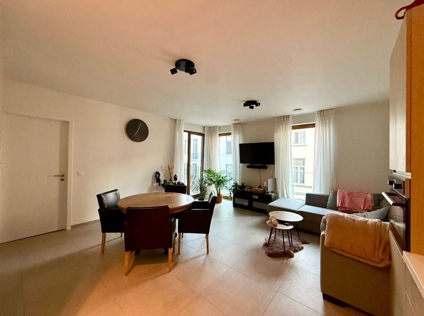 Ligging: Ideaal gelegen in rustige groene wijk, nabij op en-afrittencomplex Zuid <br />
Beschrijving: We betreden het appartement in de inkomhal met a