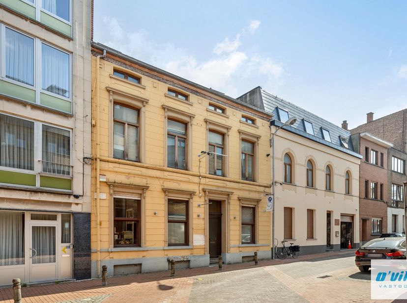 &amp;nbsp;Cette spacieuse maison de commerce / immeuble de rapport avec une belle façade offre une combinaison unique d’un établissement horeca et de deux