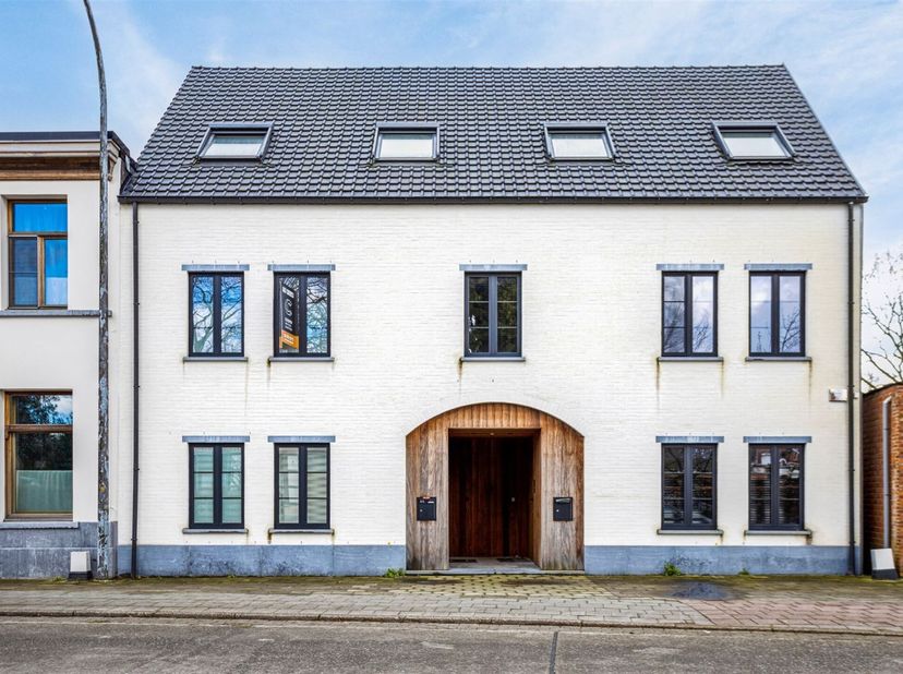 Instapklare woning met 3 slaapkamers, 2 badkamers en een bewoonbare oppervlakte van 171m². Woning bevat een privatieve en zonnige, ruime tuin op een t