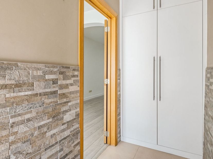 Huis met 2 slaapkamers, bijgebouw met studio en toegang lans achter.<br />
<br />
Deze ruime woning werd door de jaren heen perfect onderhouden en g