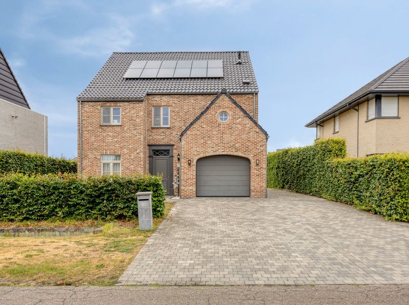 Deze charmante open bebouwing met 5 tot 7 slaapkamers is gelegen op een perceel van 819 m² in Balen-Wezel. <br />
<br />
De woning geniet van een vlot