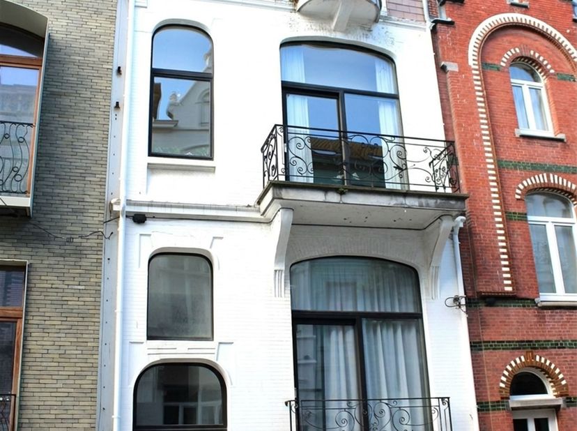 Dit charmante appartement is gelegen in de gegeerde Belle Epoquewijk van Oostende.<br />
<br />
Het maakt deel uit van een statig herenhuis<br />
<
