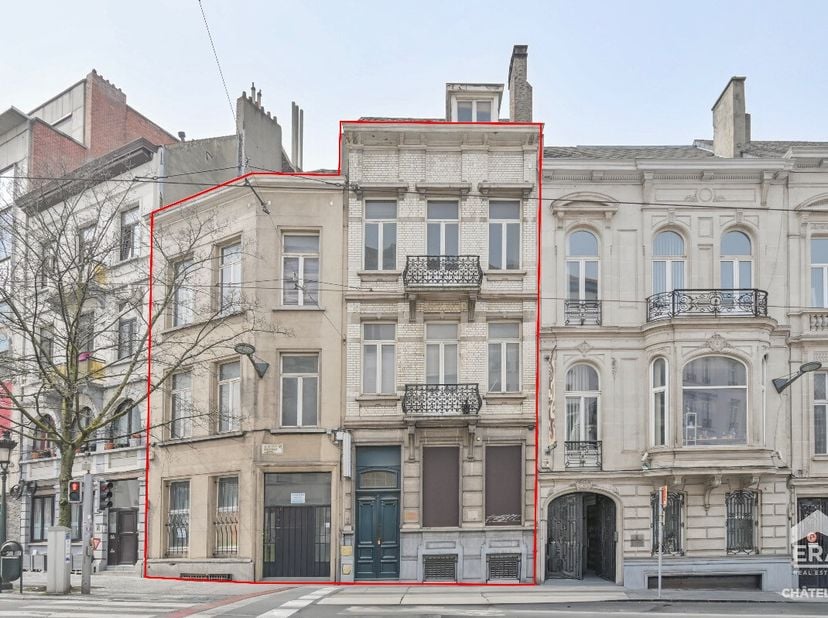ain biedt u dit te renoveren gemengd pand aan, ideaal gelegen in het hart van Schaarbeek. Met een groot transformatiepotentieel vormt dit eigendom een