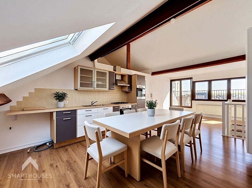 Instapklaar op een interessante en centrale locatie bestaande uit een inkomhal, gezellige leefruimte met open keuken, zonnig terras, 2 slaapkamers, kl