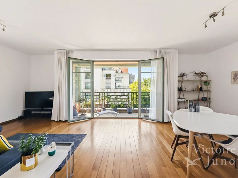 Victoire-Junot nodigt u uit om dit ruime appartement van 131 m² te ontdekken, gelegen in de gewilde Joli-Bois wijk van Woluwe-Saint-Pierre. Dit lichte