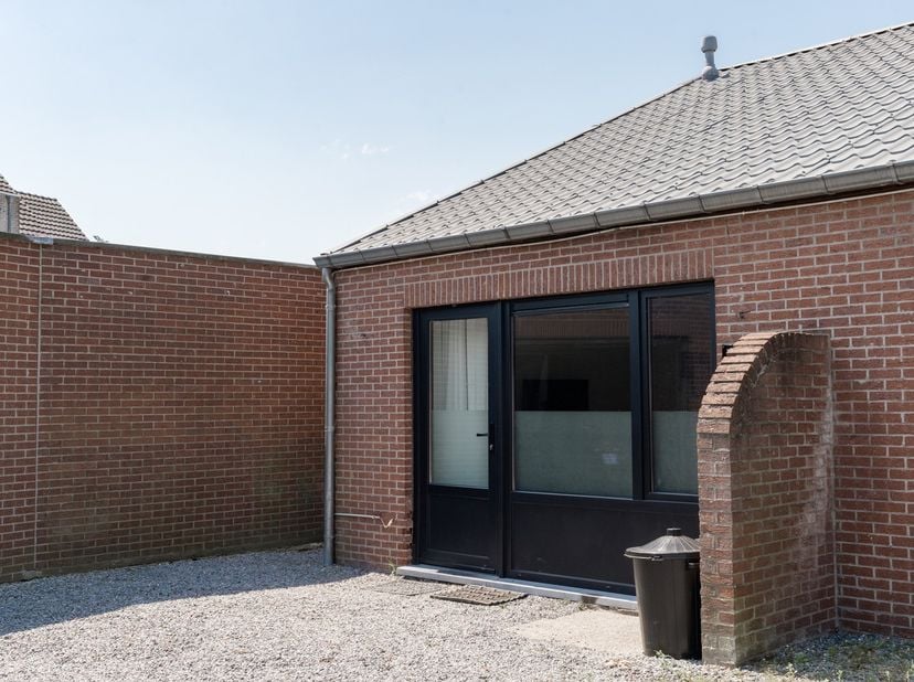 Deze volledig gerenoveerde woning vinden we terug op de Kranevenstraat 7a te Lommel, vlakbij het centrum.<br />
<br />
Indeling: Woonkamer, keuken, ba