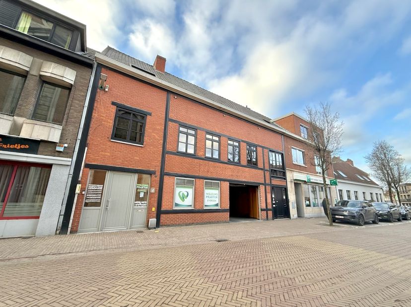Deze leuke en NAAR EIGEN KEUZE in te richten ruimte in het bruisende centrum van EVERGEM is ideaal voor de startende zelfstandige of voor wie zoekt na