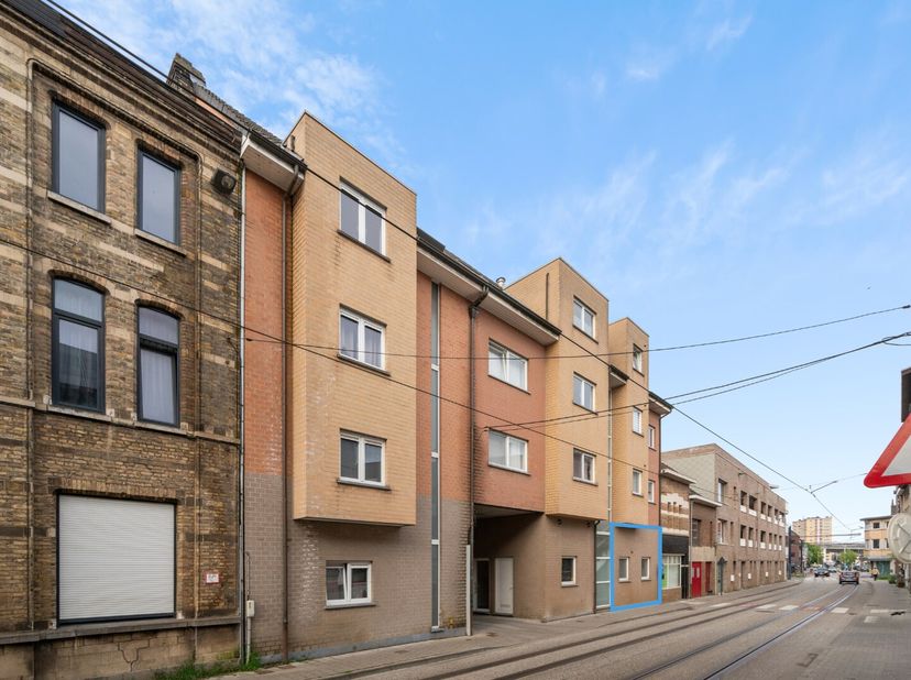 Garages (2,64m x 5,60m), voorzien van kantelpoort.<br />
Ideale ligging nabij Gent-Zuid, bij openbaar vervoer (bus en tram voor de deur), winkels (sup
