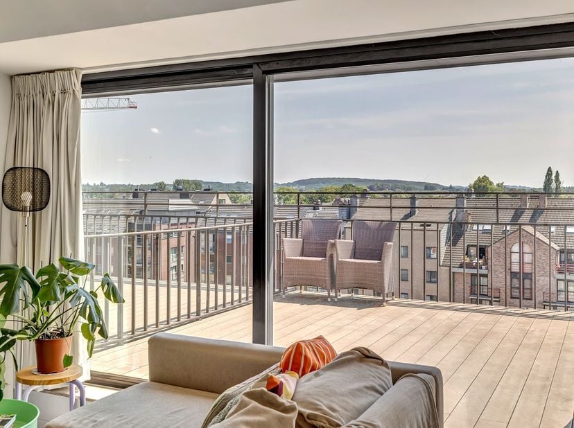Op een toplocatie aan de populaire Centrumlaan in Ninove bevindt zich dit luxueus afgewerkte penthouse. Het appartement werd in 2016 volledig gerenove
