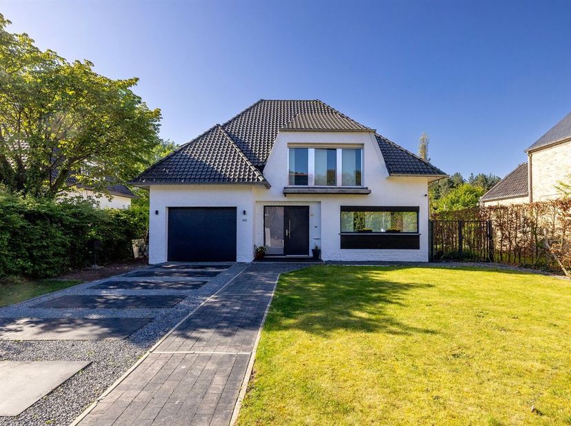 Charmante woning met 3 slaapkamers, garage en tuin! <br />
Gunstig gelegen woning te Hulshout met scholen, winkels en openbaar vervoer in de nabije om
