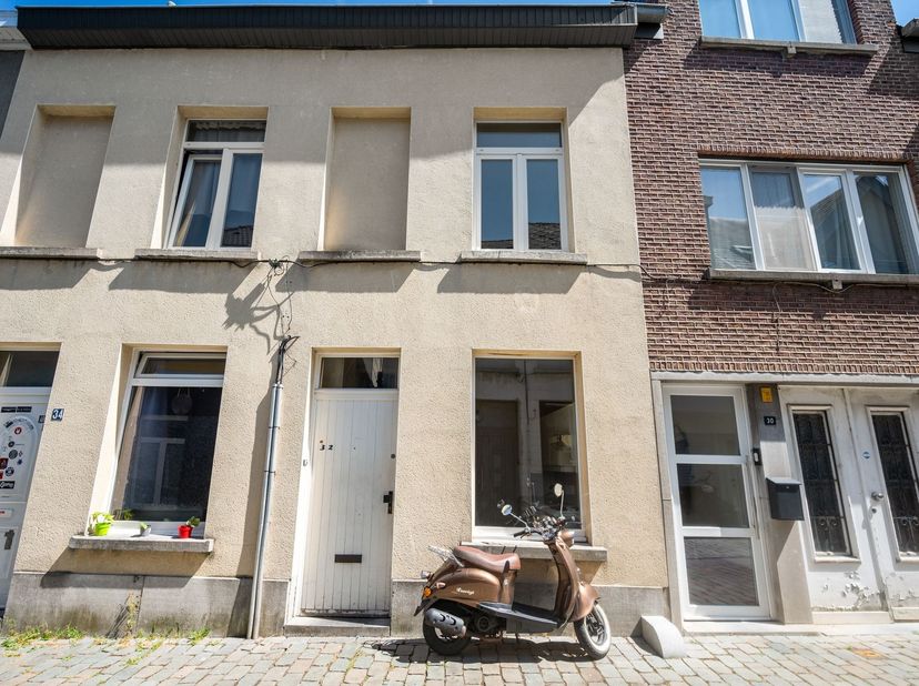 Te renoveren woning met 2 slpks en koer in 't Looks!<br />
<br />
Deze charmante te renoveren woning is gelegen in de Regenboogstraat, in de gezelli