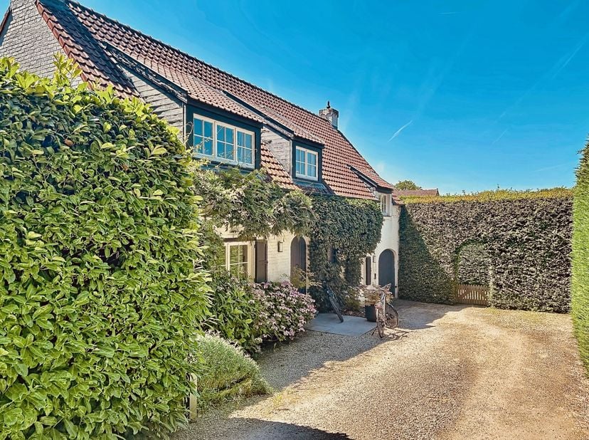 Rhode-Saint-Genèse - Epinette Centrale - Barnes Brabant vous invite à découvrir cette maison coup de coeur au sein d'un jardin arboré d'environ 27a.<b