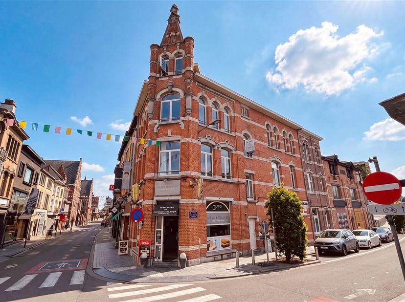 Dit charmante appartement is gelegen in het hart van Geraardsbergen, in een karakteristiek bakstenen gebouw op een centrale locatie. Met een bewoonbar