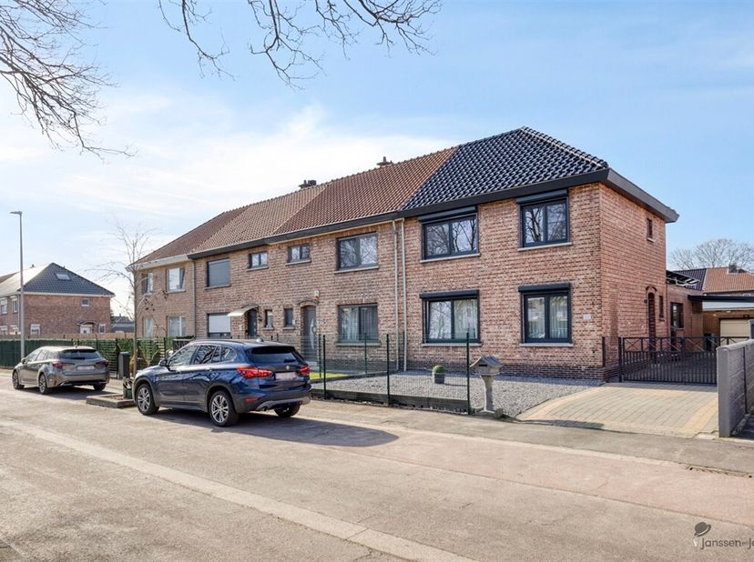 HOB entièrement rénové à un emplacement de choix sur une place tranquille à Genk<br />
Vous êtes à la recherche d'une maison prête à emménager avec de
