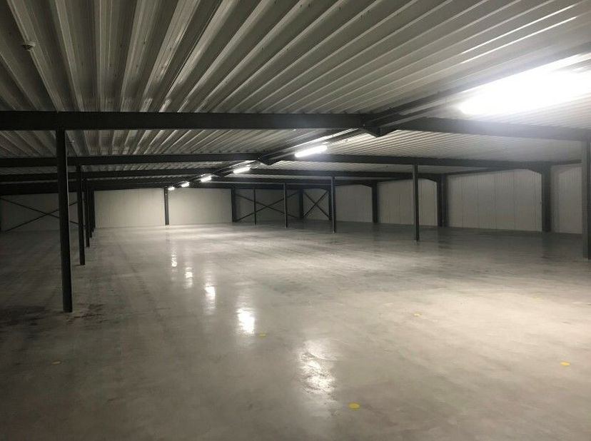 Gelegen op een drukke invalsweg te Ardooie met vlotte ontsluiting naar Roeselare, Izegem, Tielt en nabij de afrit E403 Roeselare-Beveren is deze opsla