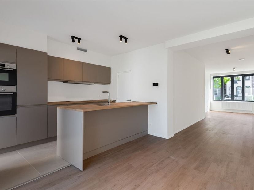 Totaal gerenoveerde woning met 4 slaapkamers, 2 badkamers, oprit &amp; tuin te koop te Schoten.<br />
Ligging: Deuzeld - Schoten, in een residentiële stra
