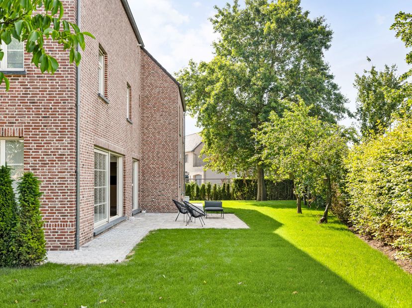 Maison de campagne avec espace de pratique située près du centre de Hoogstraten sur un terrain de 967 m². La maison a été construite en 2005 et offre