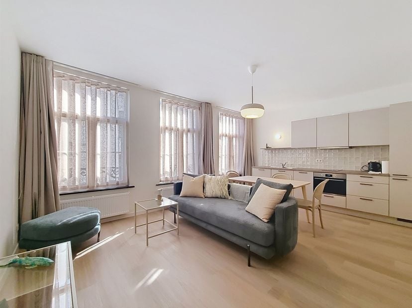 Wijk Dansaert – In een mooi gebouw, prachtig gemeubileerd appartement van +/- 36 m² op de 3e verdieping zonder lift, bestaande uit een hal, een mooie