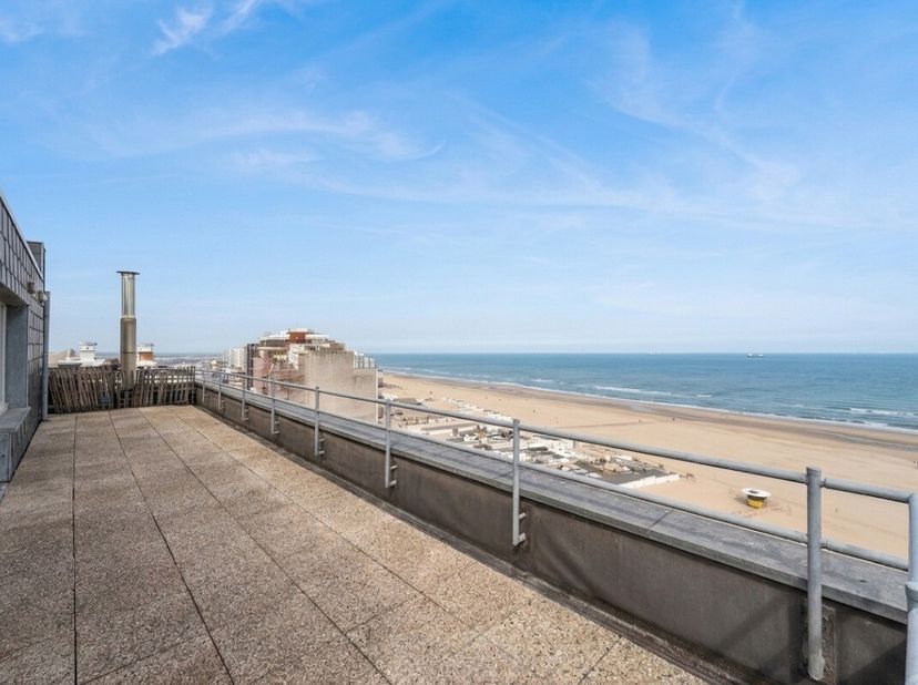 Blankenberge: Penthouse met prachtig zeezicht en ruime terrassen te koop! Op een absolute toplocatie aan de Zeedijk, in de stijlvolle residentie Cécil